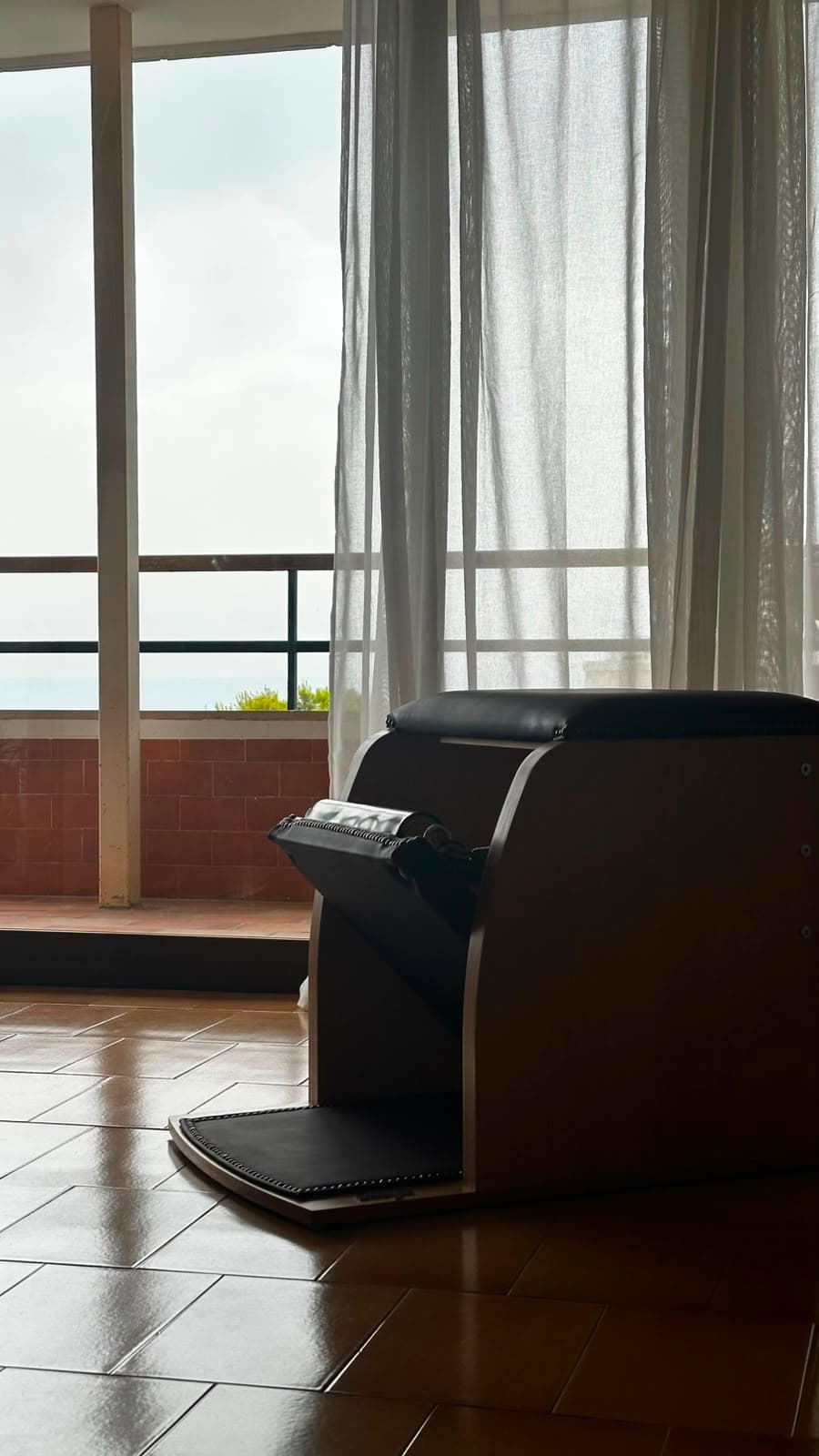 El estudio de Pilates con luz natural, preparado para una sesión